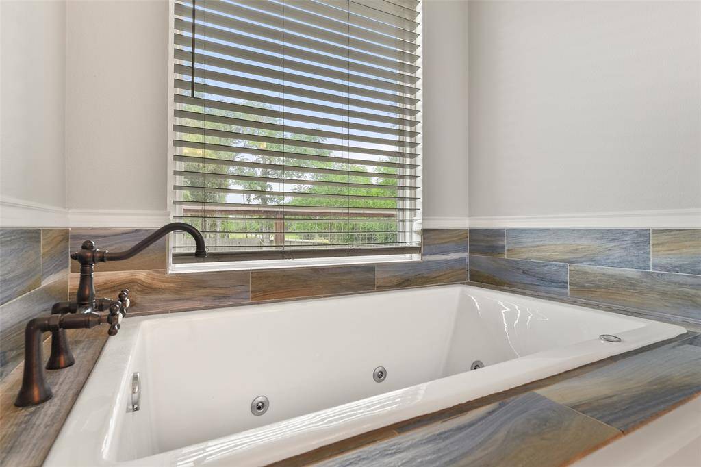 Whether you prefer a long soak in a bubble bath or a quick dip to unwind, the bathtub is designed to provide ultimate comfort and serenity.