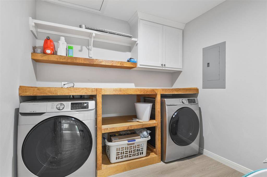 This space combines both functionality and style. This thoughtfully designed room is equipped with built-in shelves and a convenient folding station, making laundry tasks a breeze.