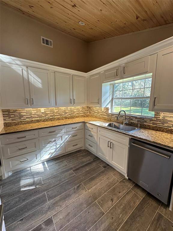 Lots of countertop space- Perfect for hosting, and/or weekly family dinners