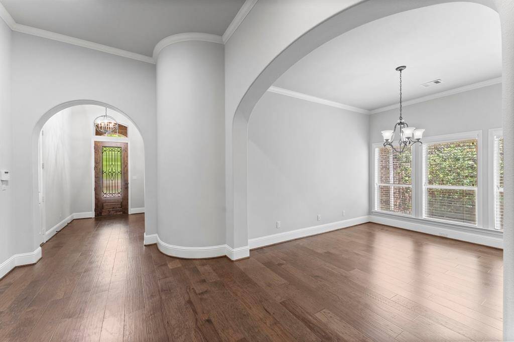 Elegant dining room, perfect for hosting gatherings.