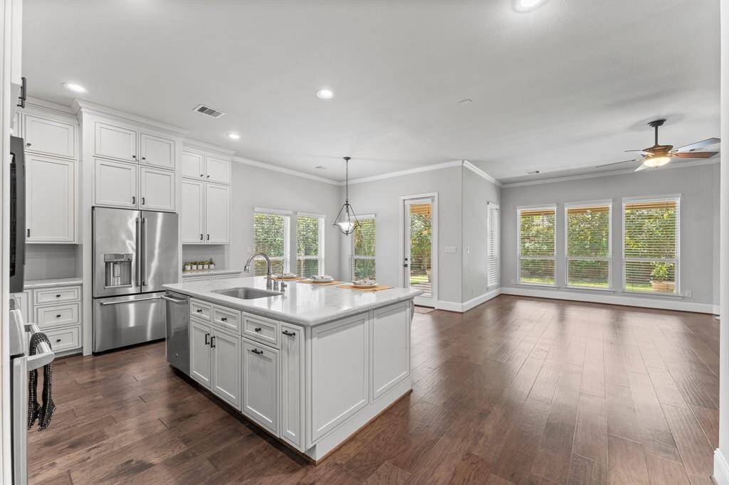 The fully remodeled kitchen is a show stopper!