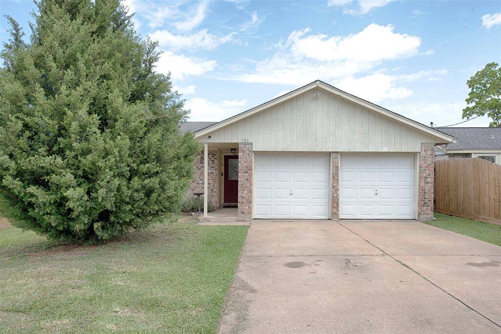 Lovely home with 2 car garage and close to great shopping, schools and restaurants.