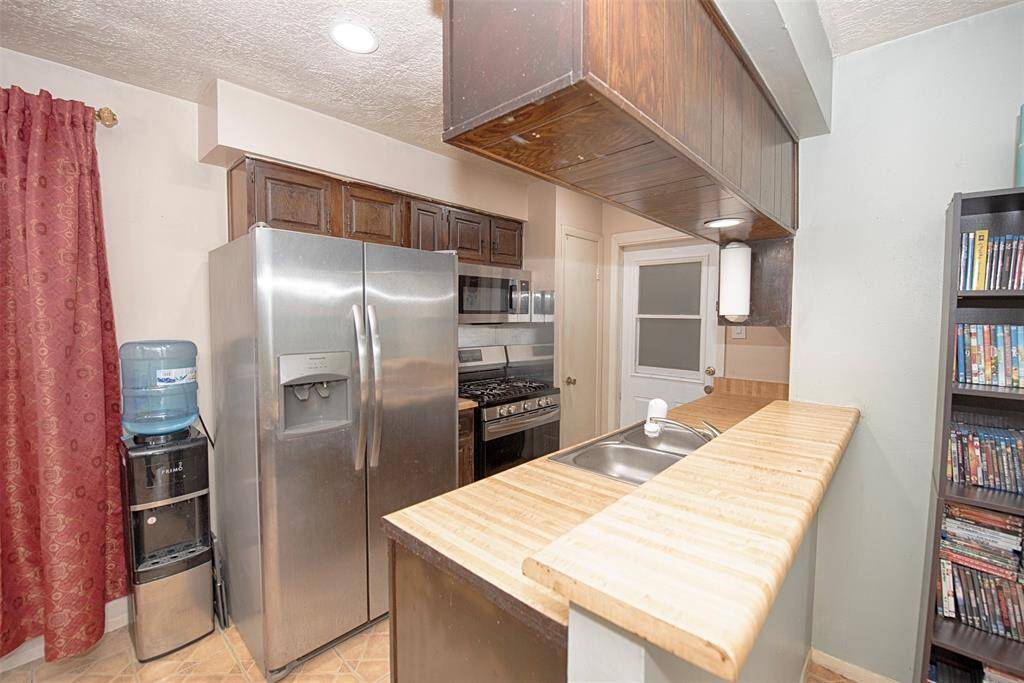 Entry to the kitchen is a great breakfast barter your morning coffee or meals on the go.