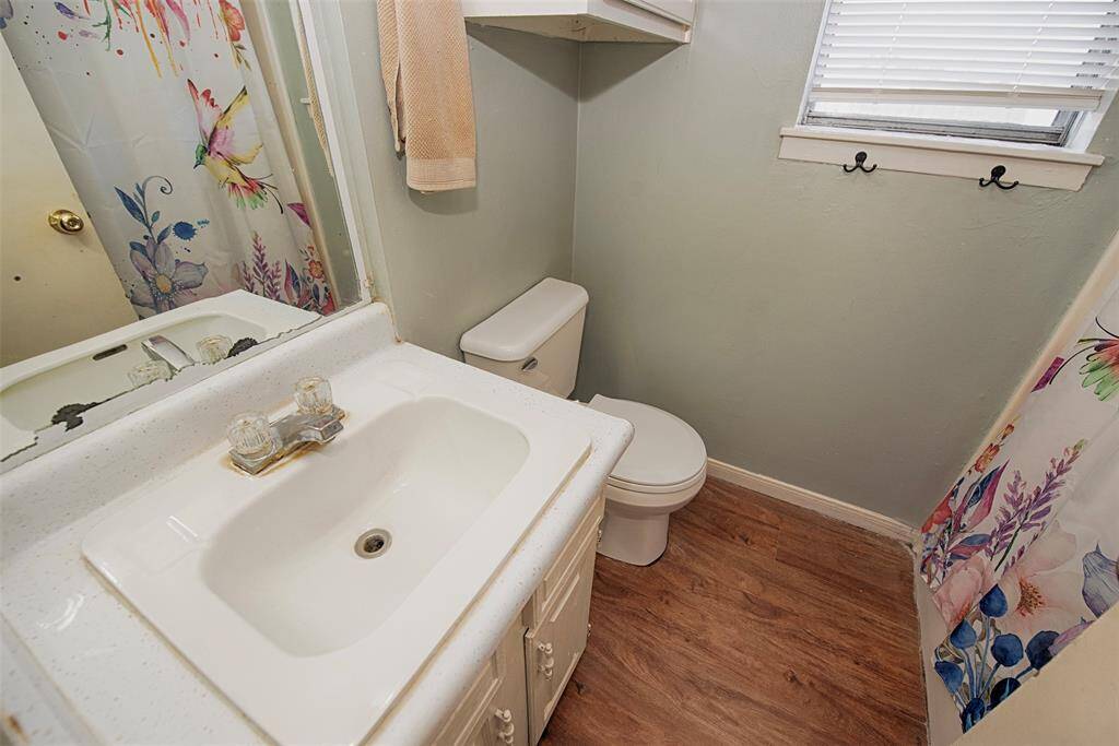 Primary bedroom provides an en suite bathroom.