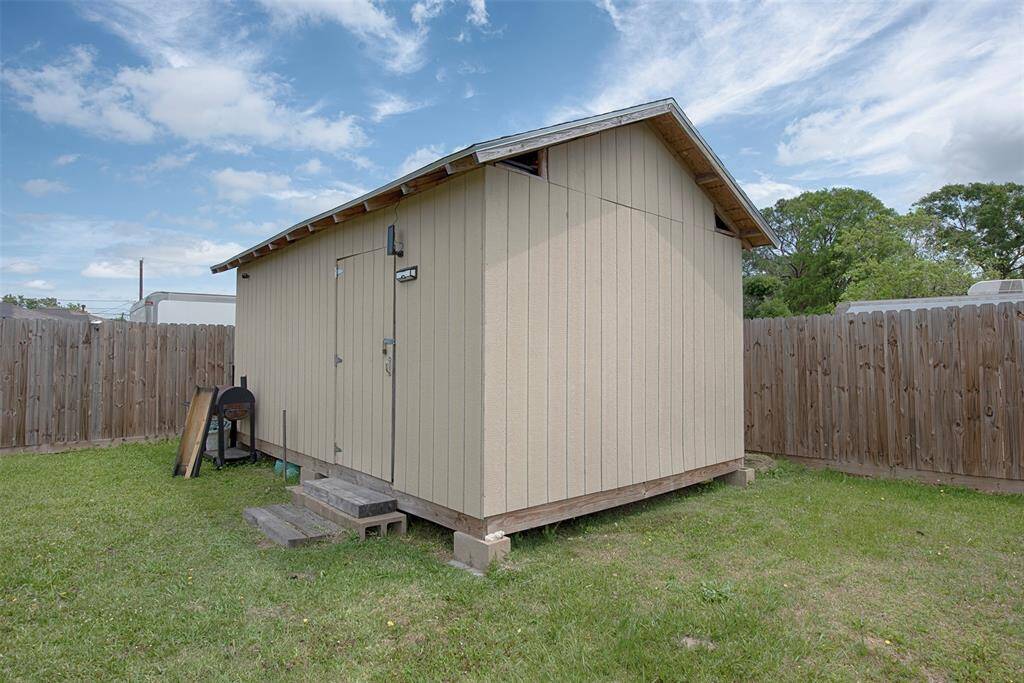 There is an amazing large 20x16 shed in the backyard. A great workshop or man cave.
