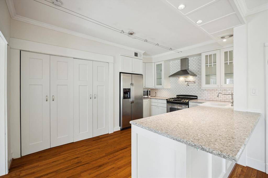Great light and bright kitchen and plenty of space for lots of moving around in, and able to handle several folks rotating around the chef cooking wonderful daily meals.