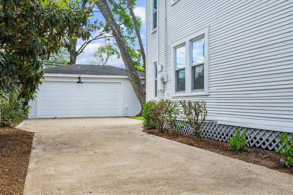 Room to come and go at your own pace. Whether you're unloading groceries or planning your next project, this space keeps everyday life moving smoothly, behind a automatic driveway gate.