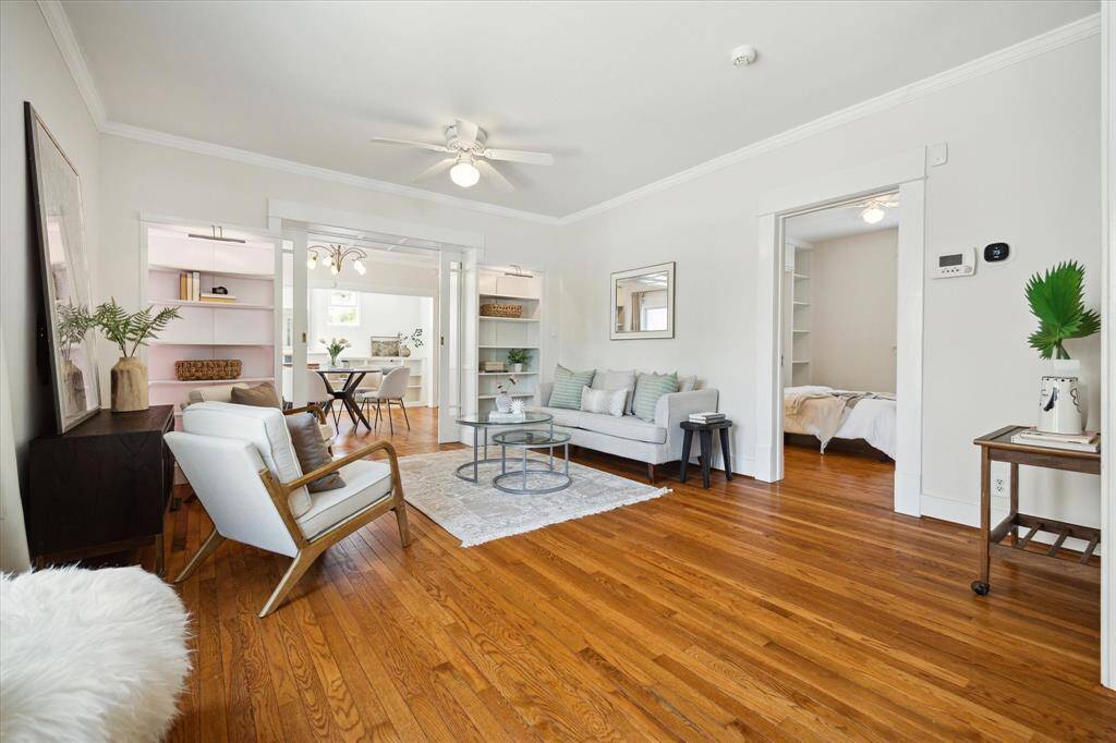 Natural light fills the living space through three large windows. A warm and flexible setting for relaxing or connecting.