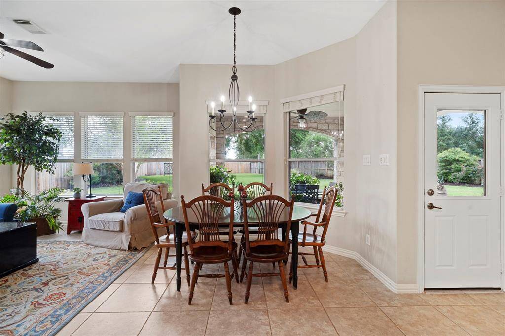 The breakfast area is ideal for Sunday brunch with family and friends or a quiet morning coffee while enjoying some peaceful birdwatching.