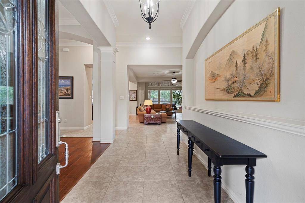 An open and airy entrance welcomes guests.