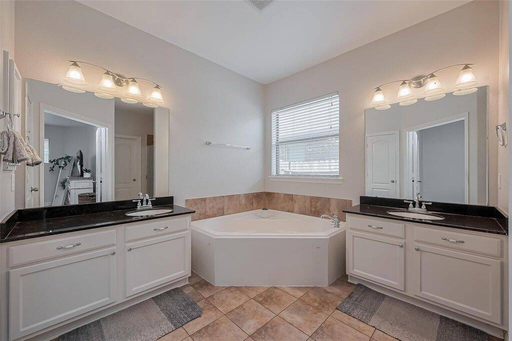 Primary en-suite bathroom with tub and shower