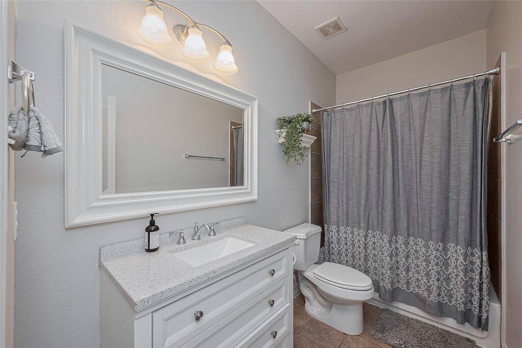 Second full bathroom with tub/shower combo