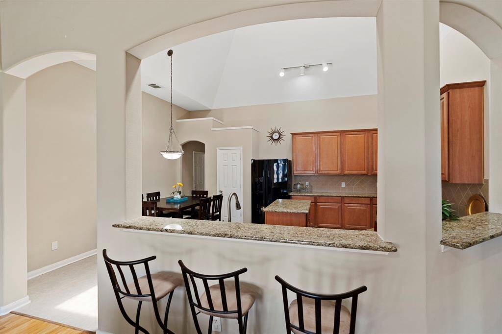 The expansive breakfast bar offers extra seating, making it the perfect spot for casual dining and entertaining guests.