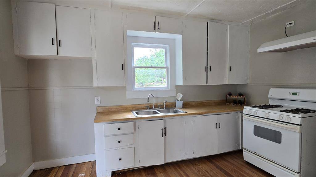 Kitchen not staged
