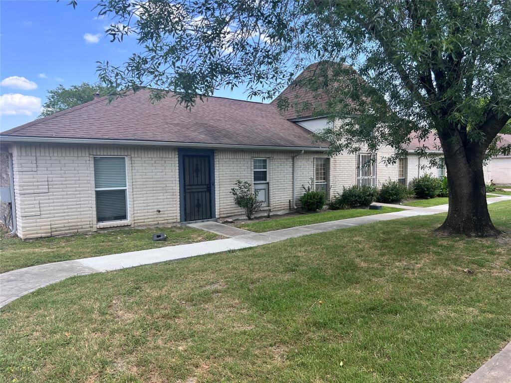 End unit with no neighbors on left side. Front faces greenbelt and enjoys shade from majestic oak tree.