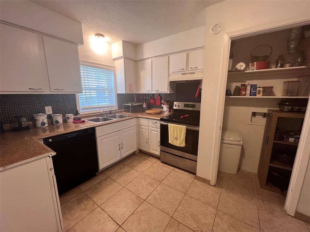 You can see washer / dryer connections in the pantry. Stacked units would fit by taking out the shelves.
