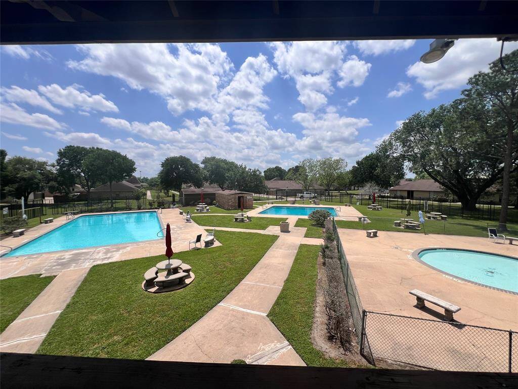 Community pool and picnic area has been renovated since new HOA management took over.