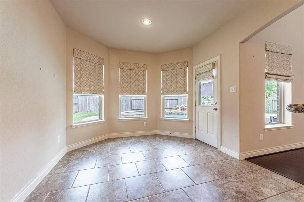 Roomy breakfast room