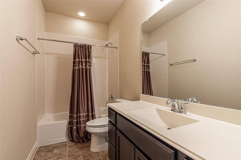 Full bathroom 2