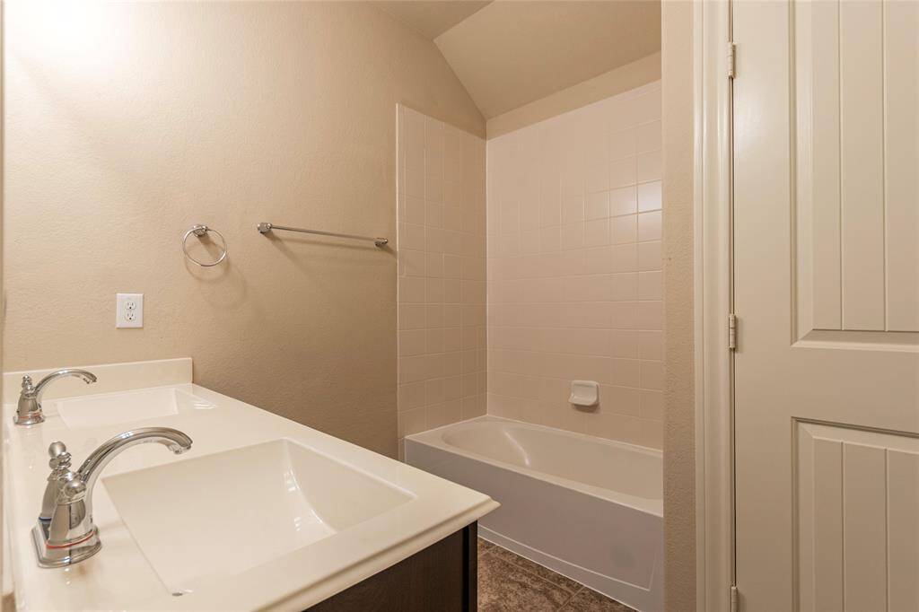 Full bathroom 3