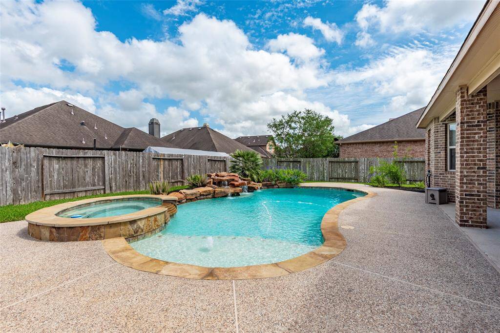 Pool and spa with sun ledge