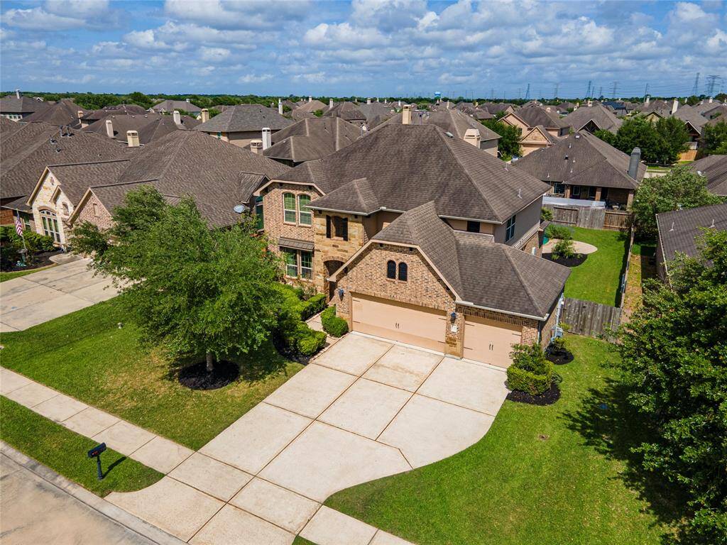 There's that wide drivewayl!