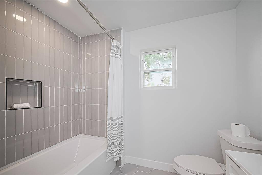 2nd full tub and shower