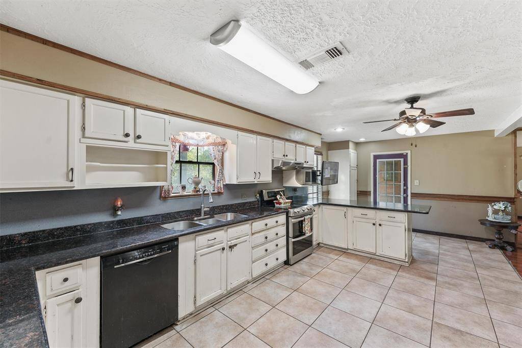 Kitchen with plenty of counter space