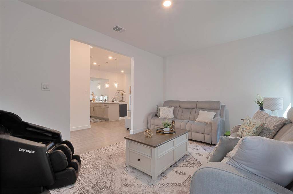 Great proximity to the kitchen.