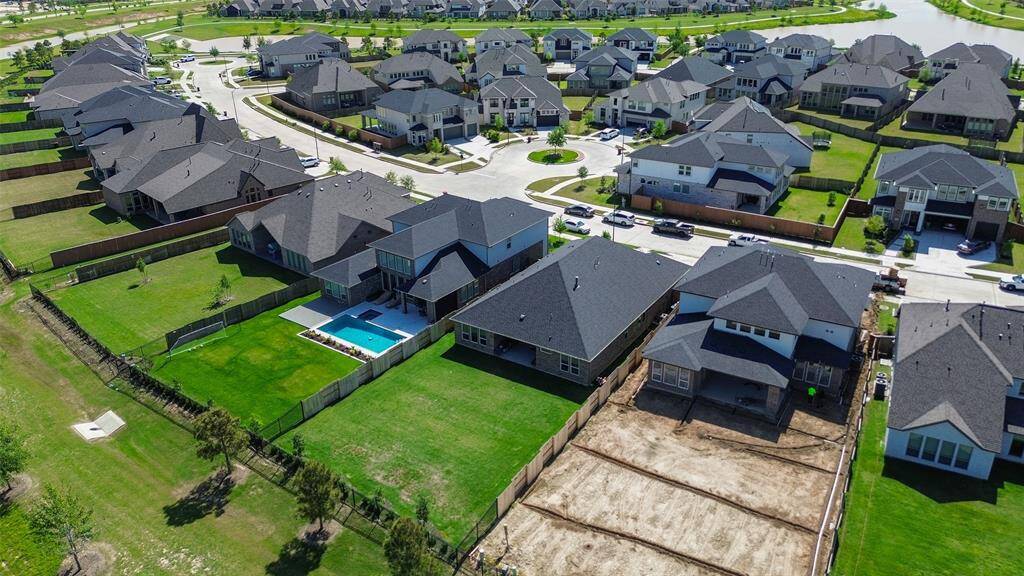 This photo shows a suburban neighborhood with modern houses, neatly lined streets, and well-maintained lawns. The area is quiet and family-friendly, ideal for homebuyers seeking a community atmosphere.