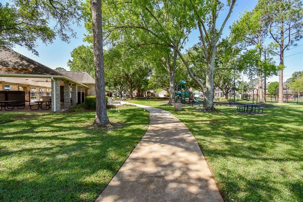 Copperfield offers serene community parks and playgrounds, picnic areas, and lush green trees, perfect for family activities and relaxation.