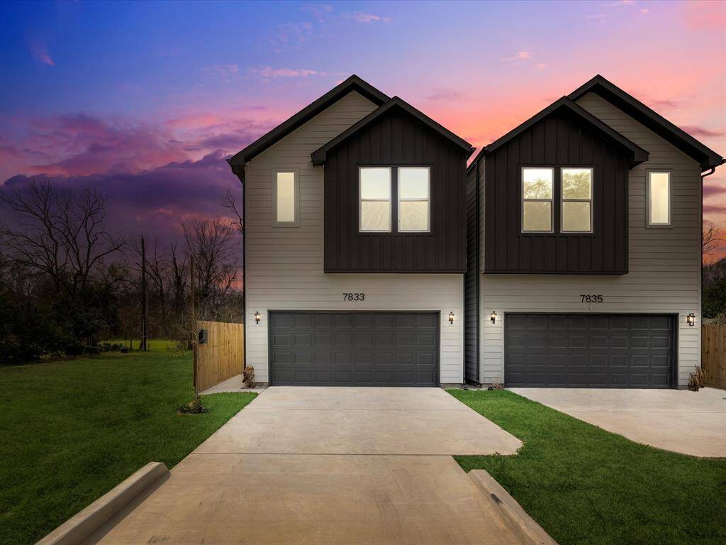 Beautiful home located in the popular Washington Heights community of Houston. The exterior combines dark and light siding, creating a sleek, contemporary look. Spacious driveway and a fenced backyard, set in a quiet, green area.