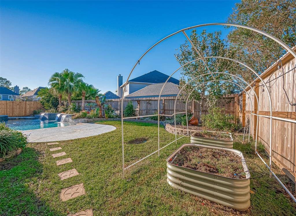 Raised garden beds with it's own irrigation