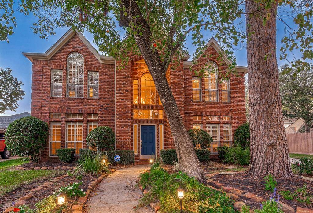 Beautiful 2 story home in Established Memorial Northwest