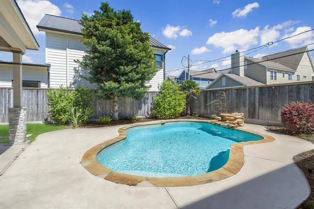 Private Backyard Pool!