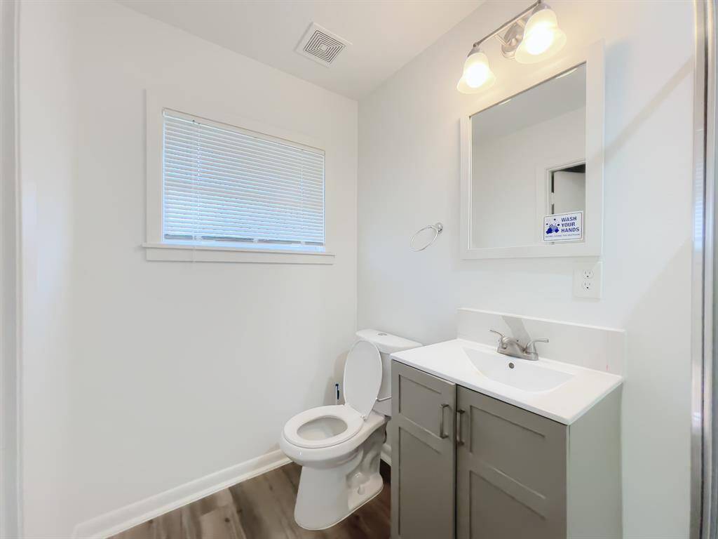 2nd master full  bathroom w/ shower
