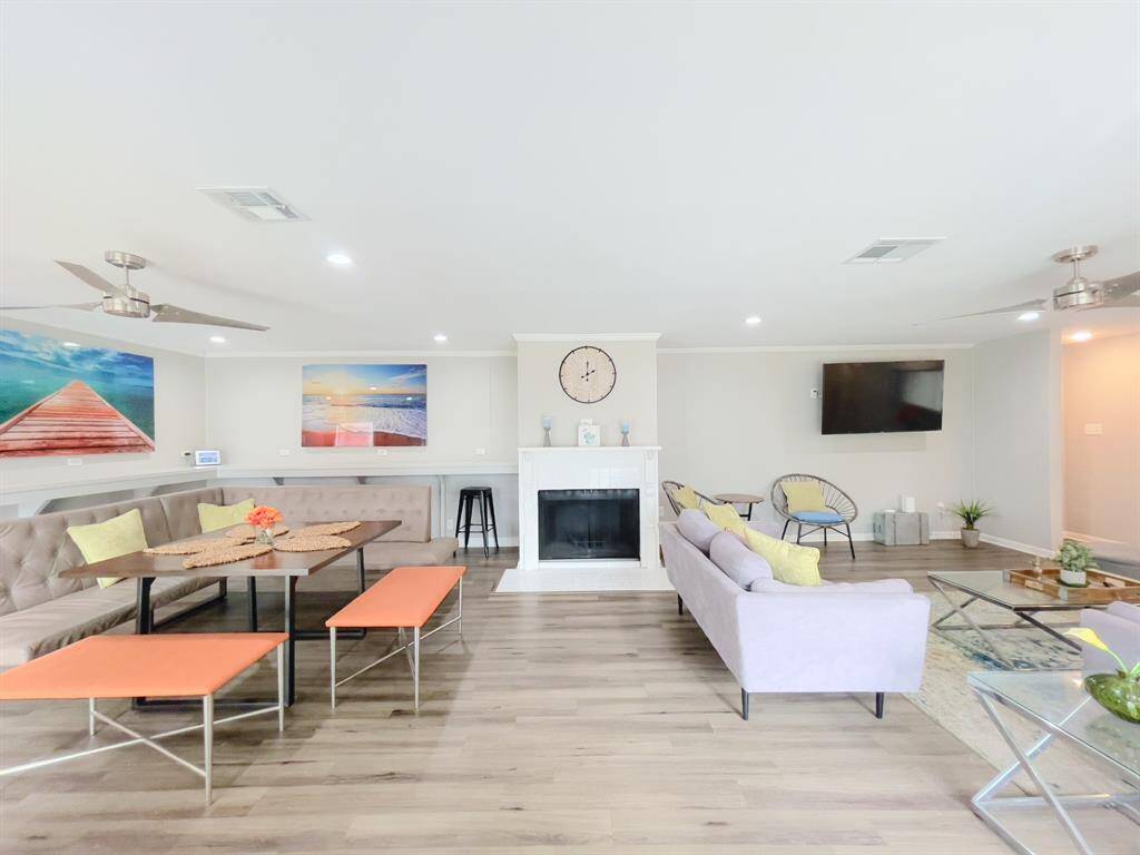 Large living/dining area w/ fireplace