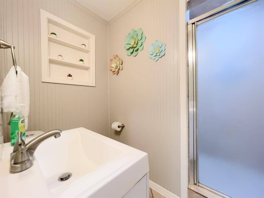 Full Guest Bathroom- adjacent to living room