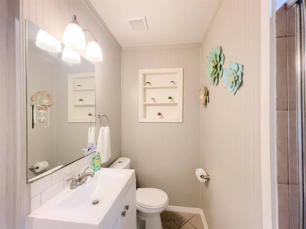 Full Guest Bathroom- adjacent to living room