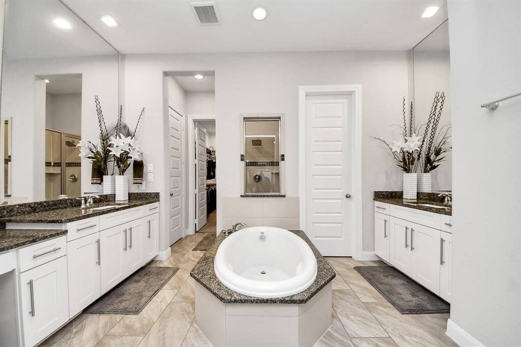 Spa-like ensuite bathroom!
