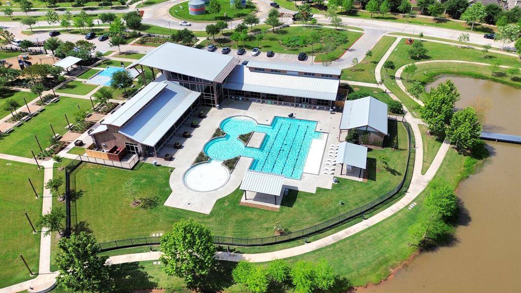 Community amenities offered at Harvest Green.