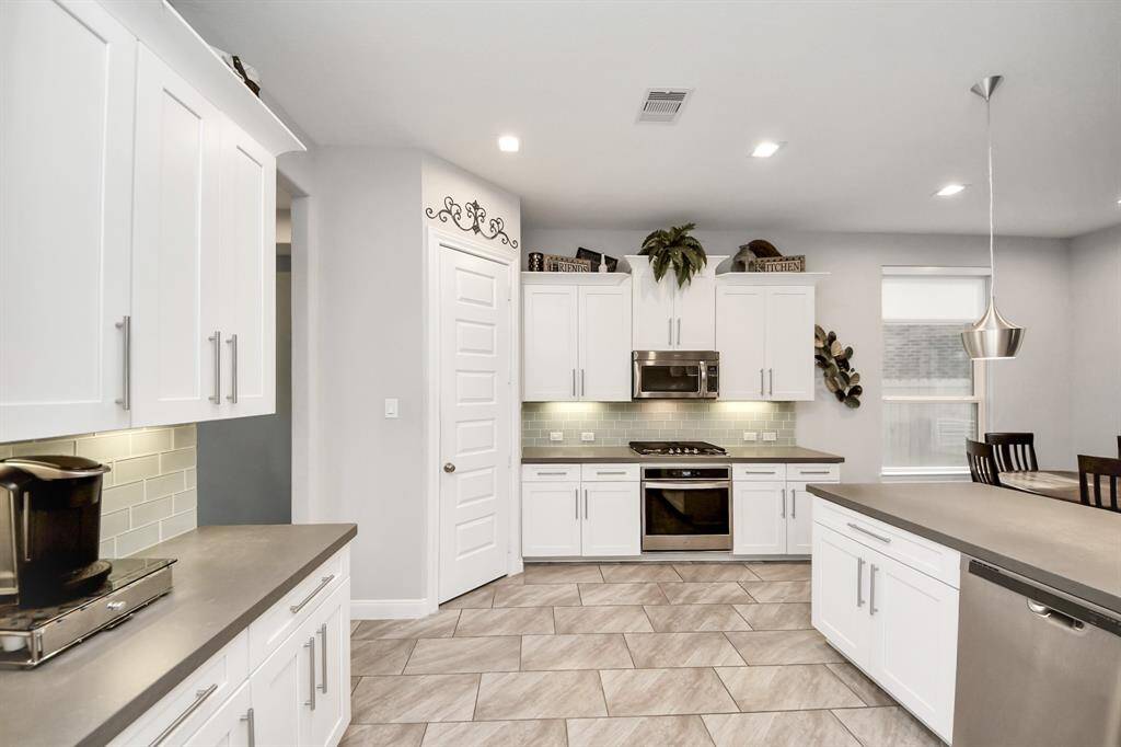 Gorgeous white kitchen!