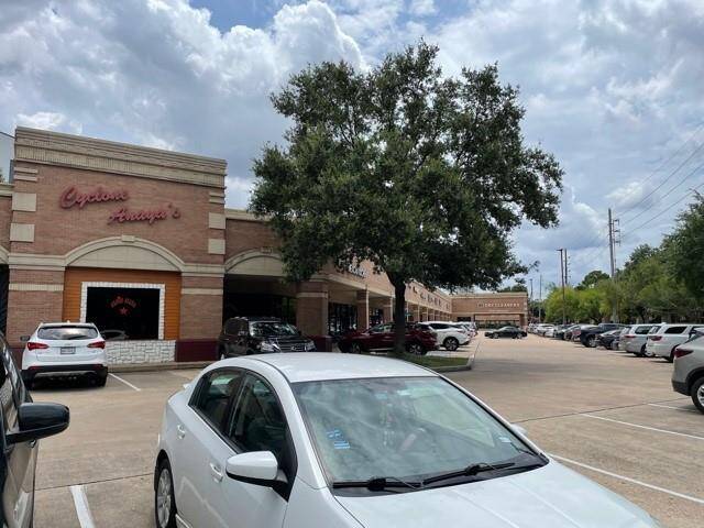 Steps from shopping plaza with ample parking, featuring a variety of stores It's a bustling area with easy access to amenities, ideal for convenient living. Enjoy lunch or dinner at Cyclone Anaya's.