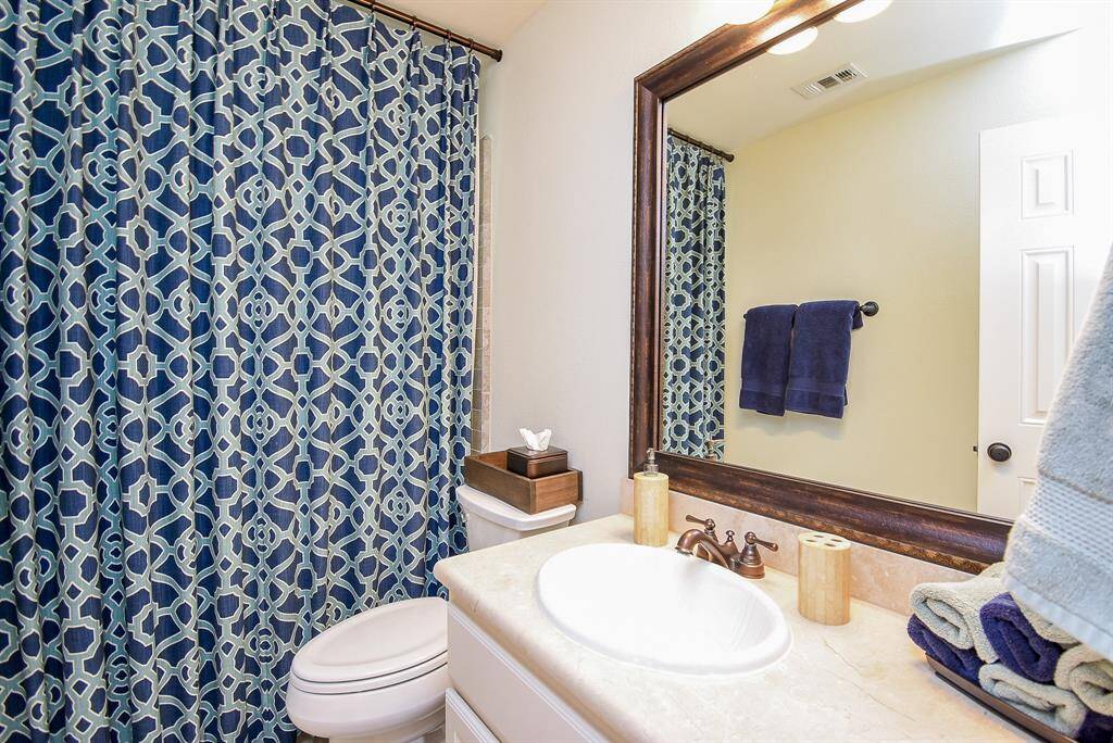 Secondary bathroom up with tub/shower combo.