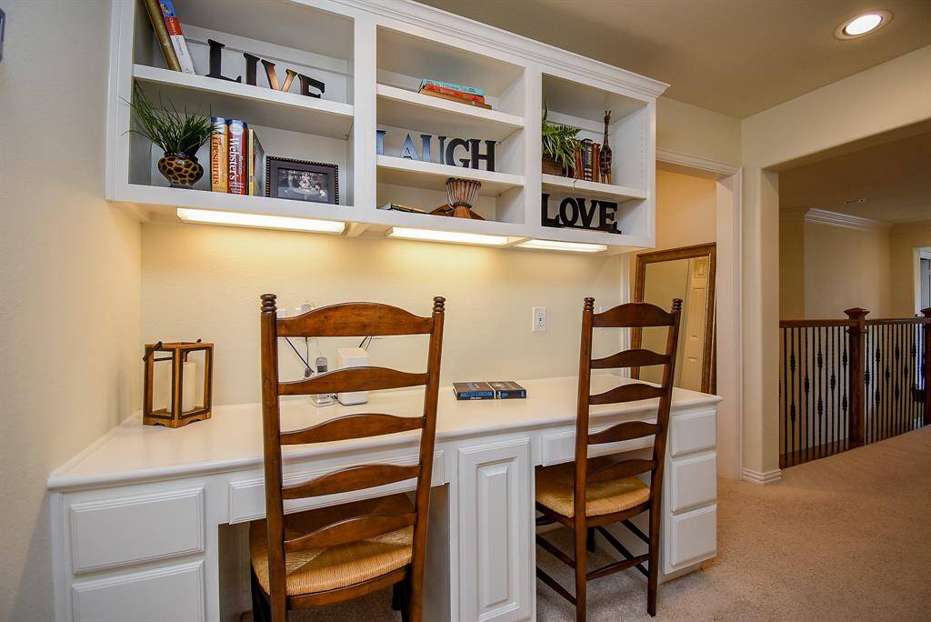 Upstairs niche with desk area. Great for school projects.