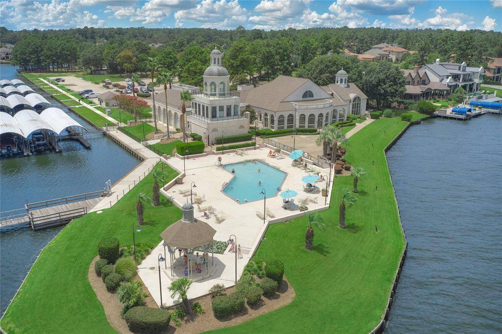 Spectacular yacht club, swimming pool and marina. Come live where you play!