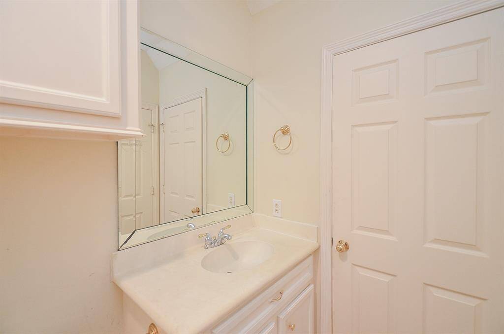 Upstairs Full Bath off the Game Room.
