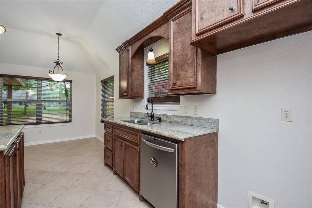 Another wide, double window faces us, here, for pure natural light.