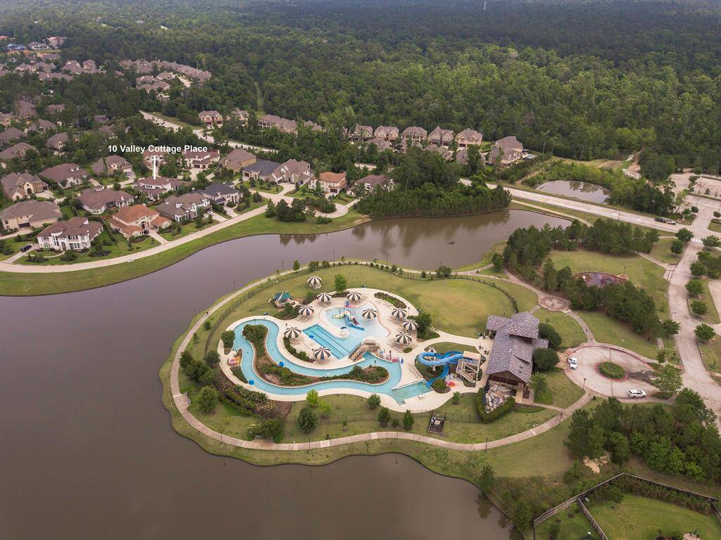 The Rob Fleming Aquatic Center is located in The Woodlands near the Lake Paloma. Come here for an adventurous day with family or friends. You can laze around in the pool, get a tan at the sunbathing berms or just relax under the shade of pool- side umbrellas.
