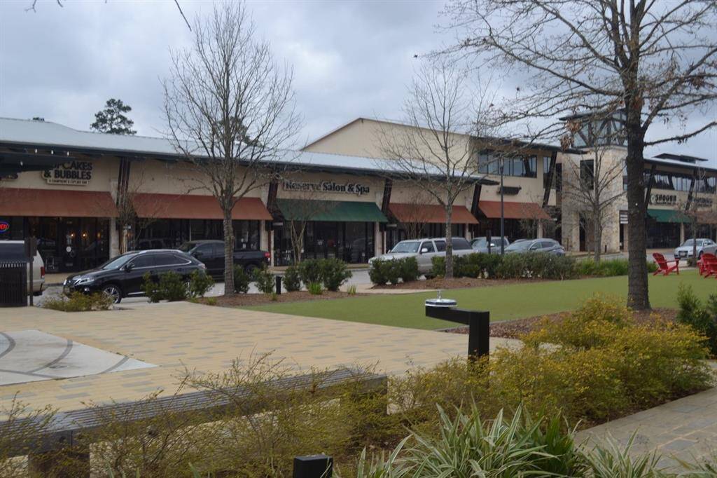 Creekside Park has a nearby village complete with shopping, restaurants, and grocery store, and this fabulous park with splashpad.